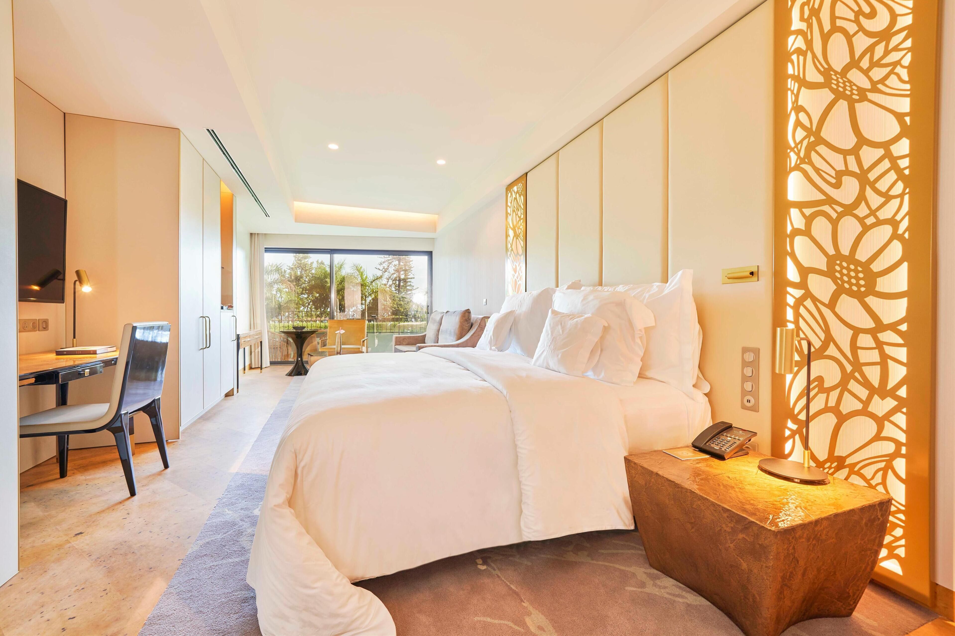 Bộ đồ giường cao cấp, minibar, két bảo mật tại phòng 