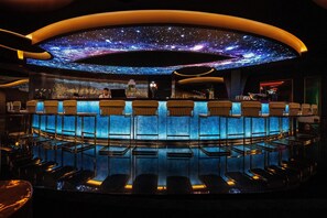 5 bars/lounges, 2 poolside bars