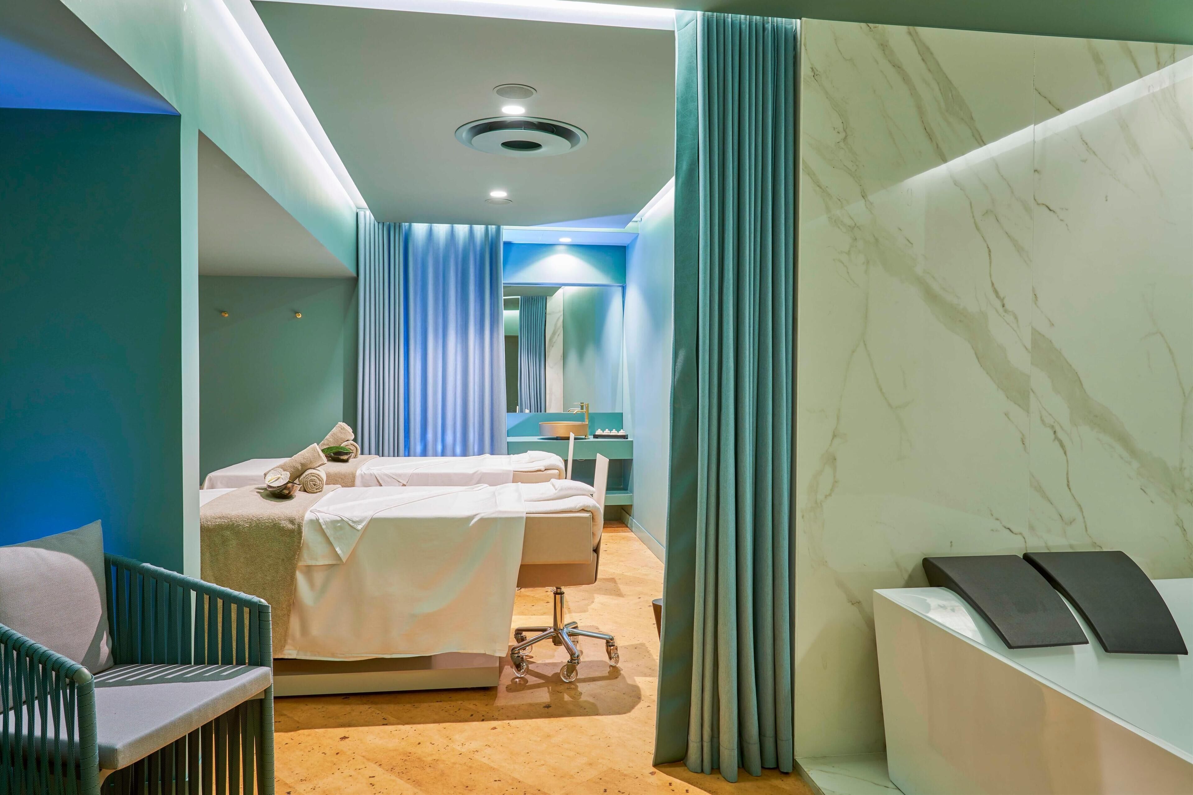 Une chambre d’hôtel moderne, équipée d’un lit, d’un bureau et d’une chaise.