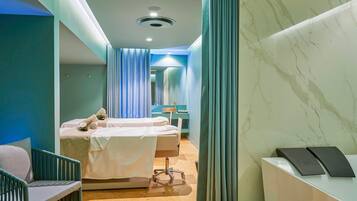 Une chambre d’hôtel moderne, équipée d’un lit, d’un bureau et d’une chaise.