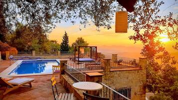 Piscina a l'aire lliure i gandules