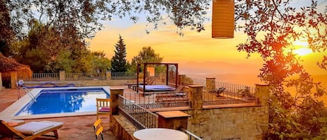 Utendørsbasseng og solsenger