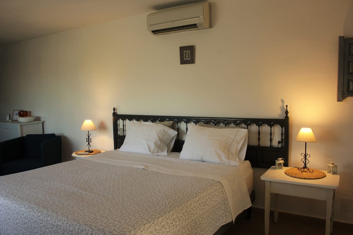 Estudio familiar, vista al jardín (Oliva) | 1 habitación, decoración personalizada y muebles diferentes
