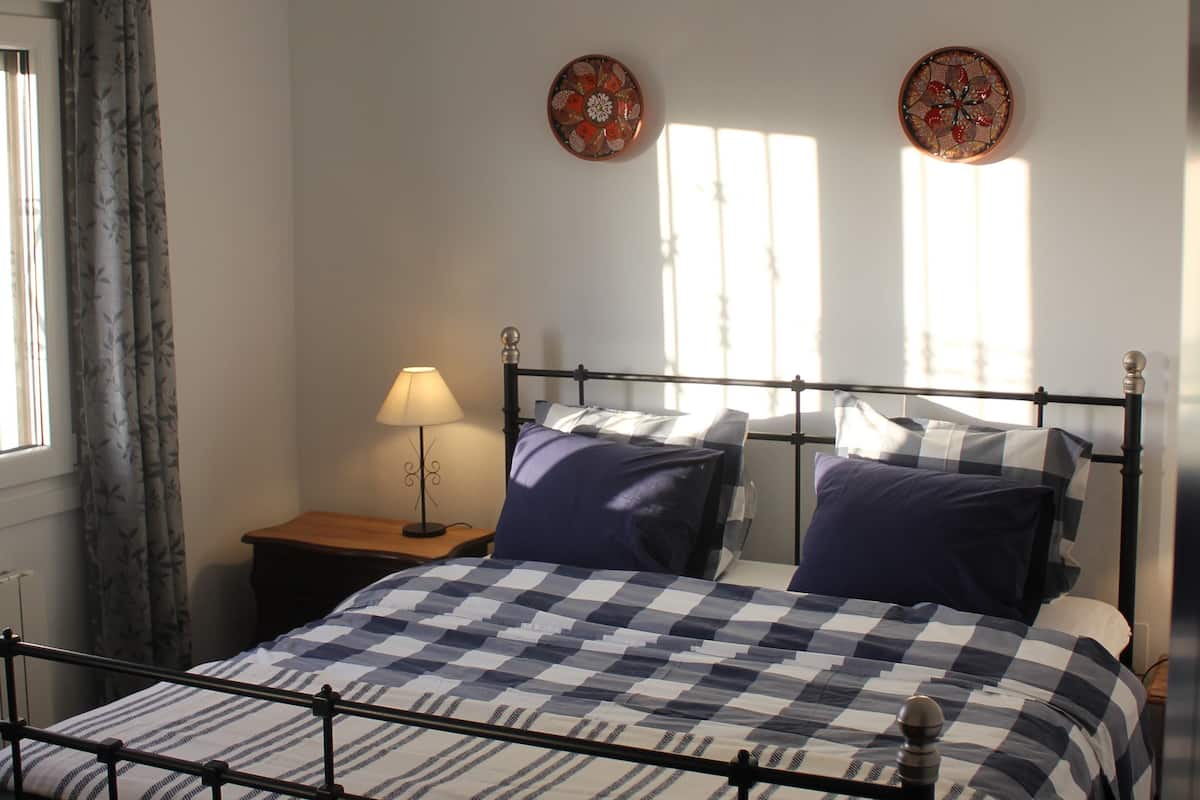 Habitación básica doble, 1 cama Queen size (Limón) | 1 habitación, decoración personalizada y muebles diferentes