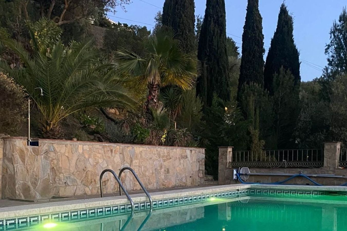 Una piscina al aire libre, tumbonas