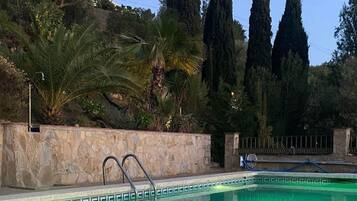 Una piscina al aire libre, tumbonas