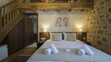 Caja de seguridad en la habitación, escritorio y cortinas blackout