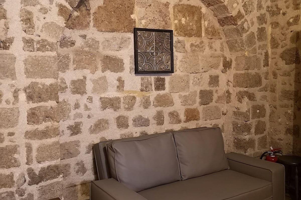 deluxe double room | living area | flat-screen tv