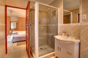Separate tub and shower, towels