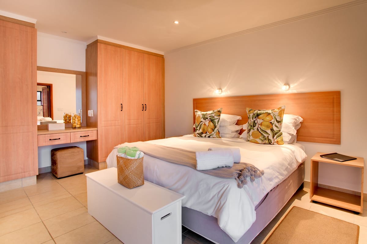 Luxury Suite | In-room safe, rollaway beds (surcharge), WiFi (free), bed sheets