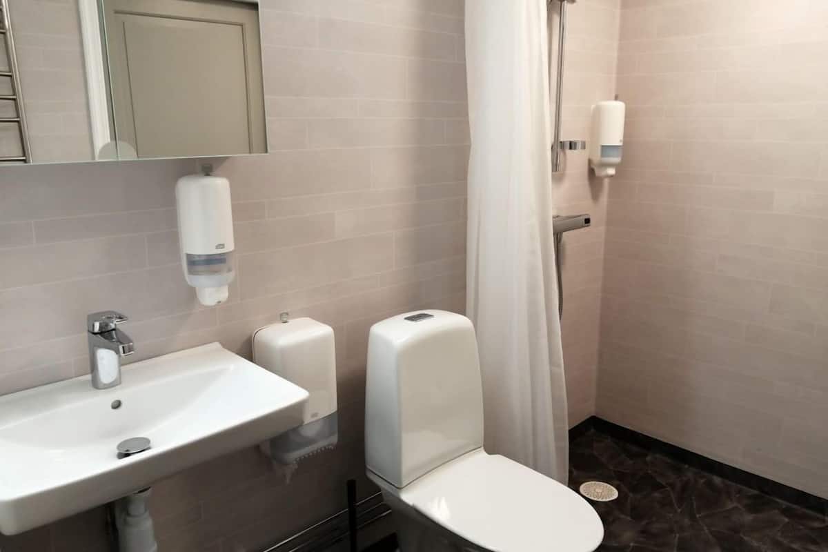 apartment, multiple beds, accessible, non smoking | bathroom | shower, hair dryer, towels