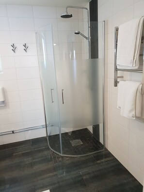 Doppel- oder Zweibettzimmer, eigenes Bad | Dusche im Bad