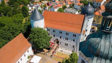 Ein historisches Gebäude mit Innenhof, Turm und Kuppel.