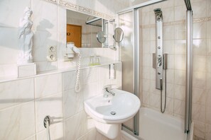 Chambre simple | Salle de bain | Baignoire profonde, douche cascade, articles de toilette (gratuits)
