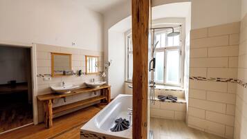 Apartment, 2 Schlafzimmer, Nichtraucher | Badezimmer | Komfortbadewanne, Regendusche, kostenlose Toilettenartikel, Haartrockner