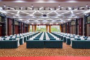 A conference room with rows of tables, chairs, and a red carpet. - Yunnan Lishui Yunquan Hotel (Yunshida South High-speed Railway Station) (Kunming)