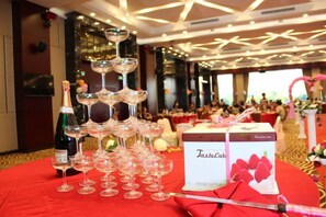 A table with a champagne bottle, multiple glasses, and a box labeled 'TasteTak' in a banquet setting. - Yunnan Lishui Yunquan Hotel (Yunshida South High-speed Railway Station) (Kunming)