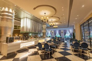 A hotel lobby with a checkered floor, round tables, and chairs, a reception desk, and a large window with curtains. - Yunnan Lishui Yunquan Hotel (Yunshida South High-speed Railway Station) (Kunming)