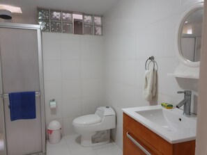 Ducha, artículos de higiene personal gratuitos y toallas