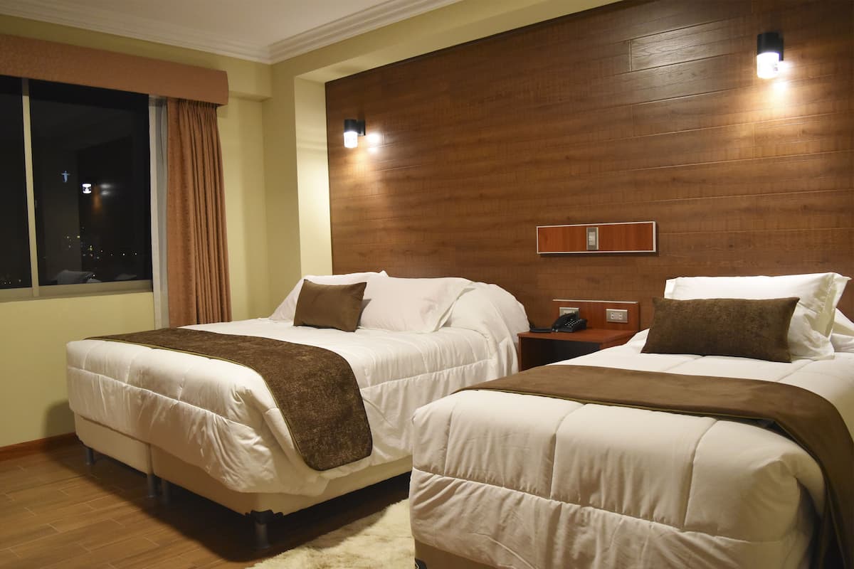 Suíte premium, 1 quarto, acessível, para não fumantes | Roupas de cama premium, edredons de pluma, cofres nos quartos