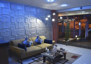 Lobby sitting area - Selenza Apart Hotel (Cochabamba)