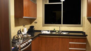 Apartamento Deluxe, 2 habitaciones, accesible para personas con discapacidad, no fumadores | Cocina privada | Cafetera o tetera y hervidor eléctrico