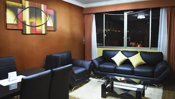 Apartamento Premium, 2 habitaciones, accesible para personas con discapacidad, fumadores | Sala de estar | Televisión de pantalla plana de 55 pulgadas con canales por cable