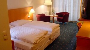 Lobby - Wirt im Feld (Dietach)