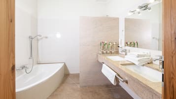 Comfort-Dreibettzimmer, mit Bad | Badezimmer