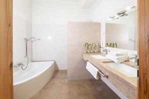 Comfort-Dreibettzimmer, mit Bad | Badezimmer