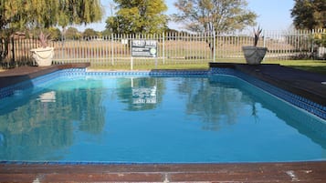 2 outdoor pools, pool loungers
