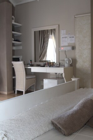 1 bedroom, blackout drapes, iron/ironing board, free WiFi - Indigo Moon Guesthouse (Lichtenburg)