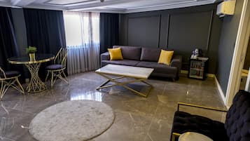 Suite ejecutiva | Área de sala de estar | Televisión LCD