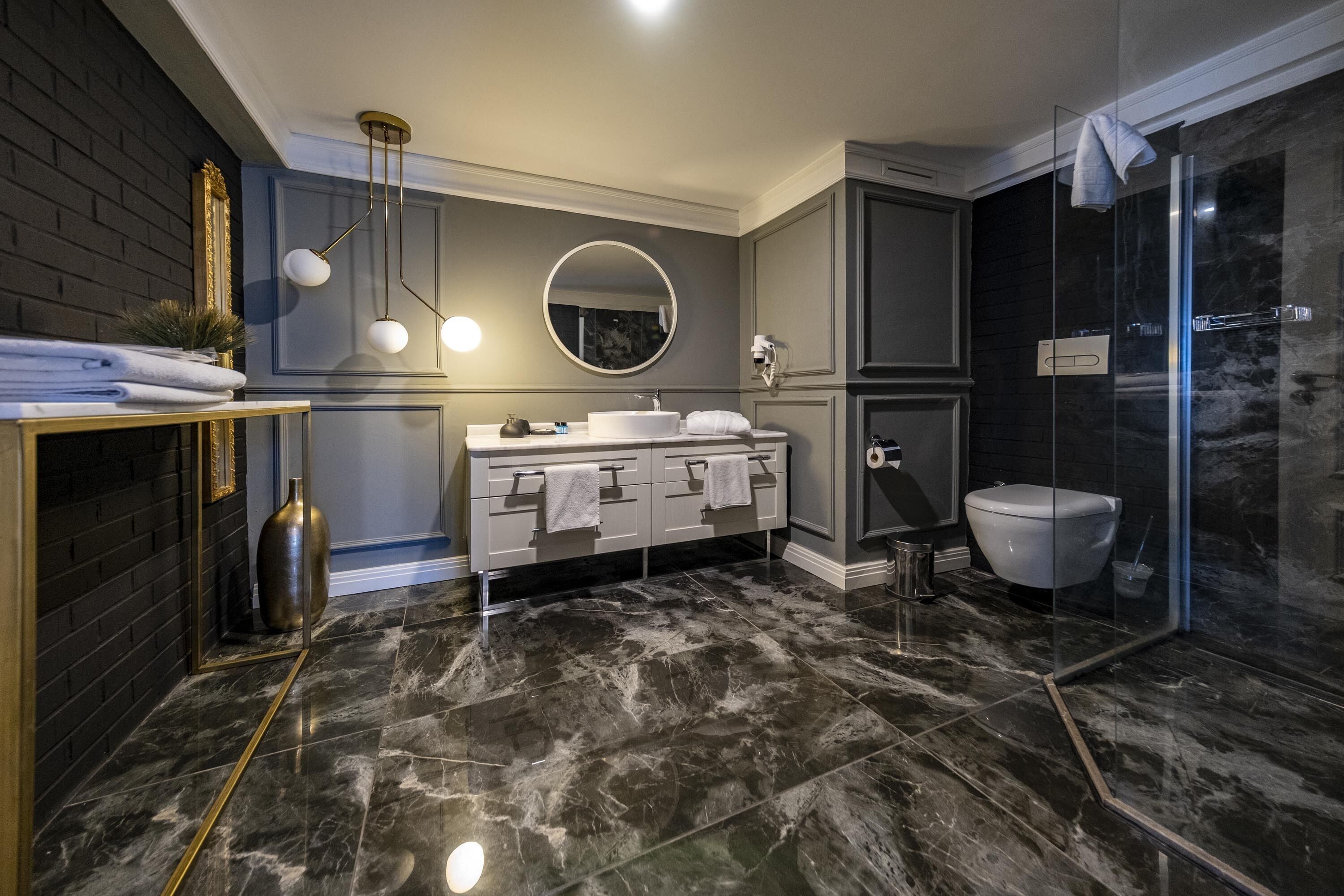 executive suite | bathroom | shower, free toiletries, hair dryer, slippers