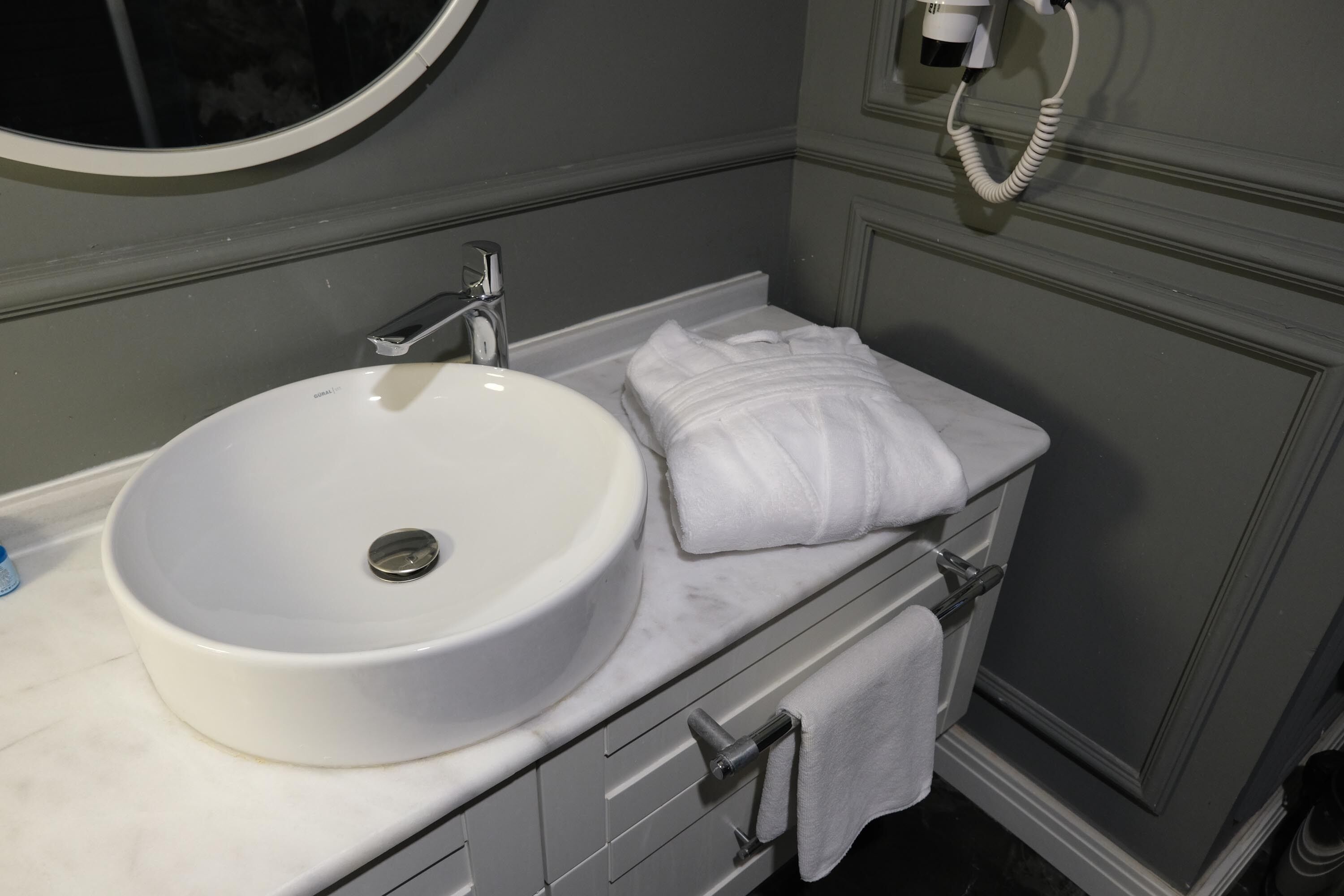 executive suite | bathroom | shower, free toiletries, hair dryer, slippers