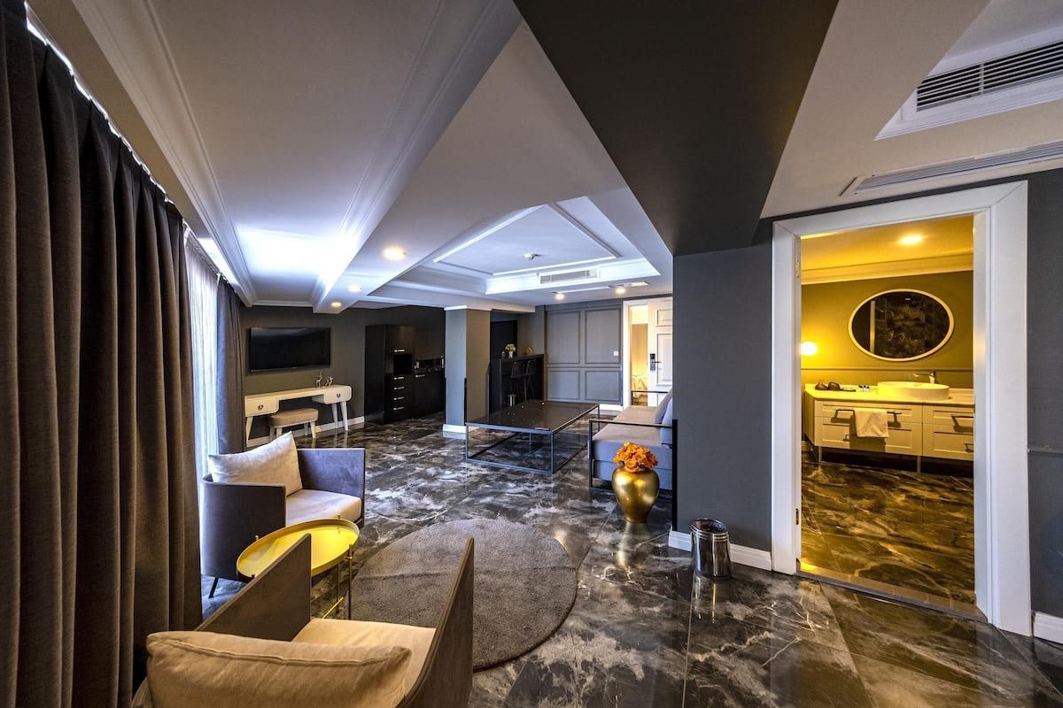 Executive Suite | Living area | LCD TV