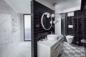 Superior Room | Bathroom | Shower, free toiletries, hair dryer, slippers - B Loft Hotel Bursa (Bursa)
