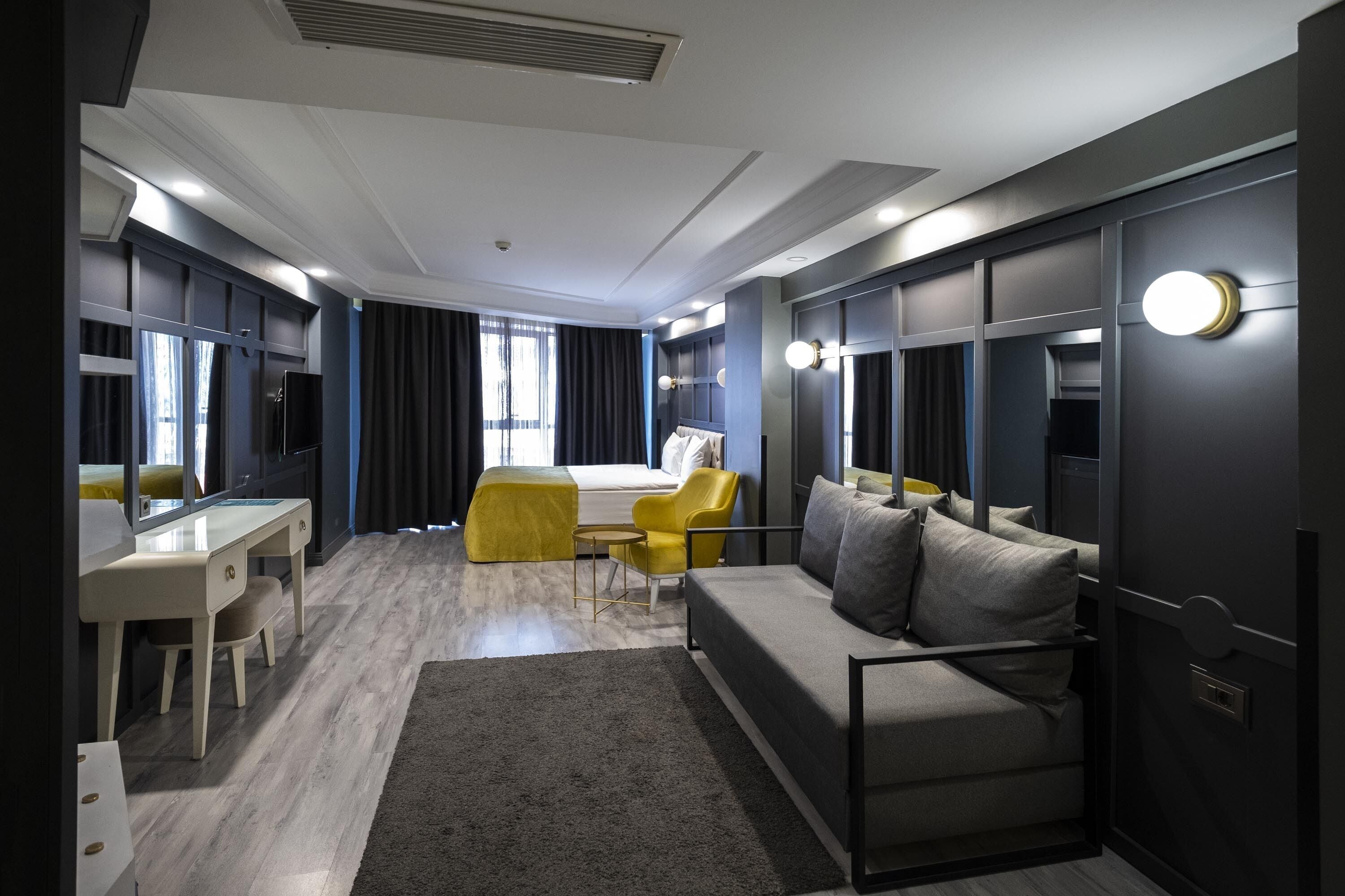 Family Room | 1 bedroom, minibar, in-room safe, desk