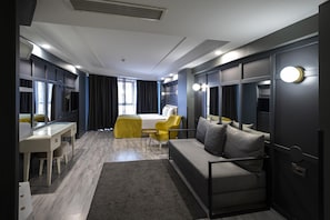 家庭房 | 1 多间卧室、迷你吧、客房内保险箱、办公桌