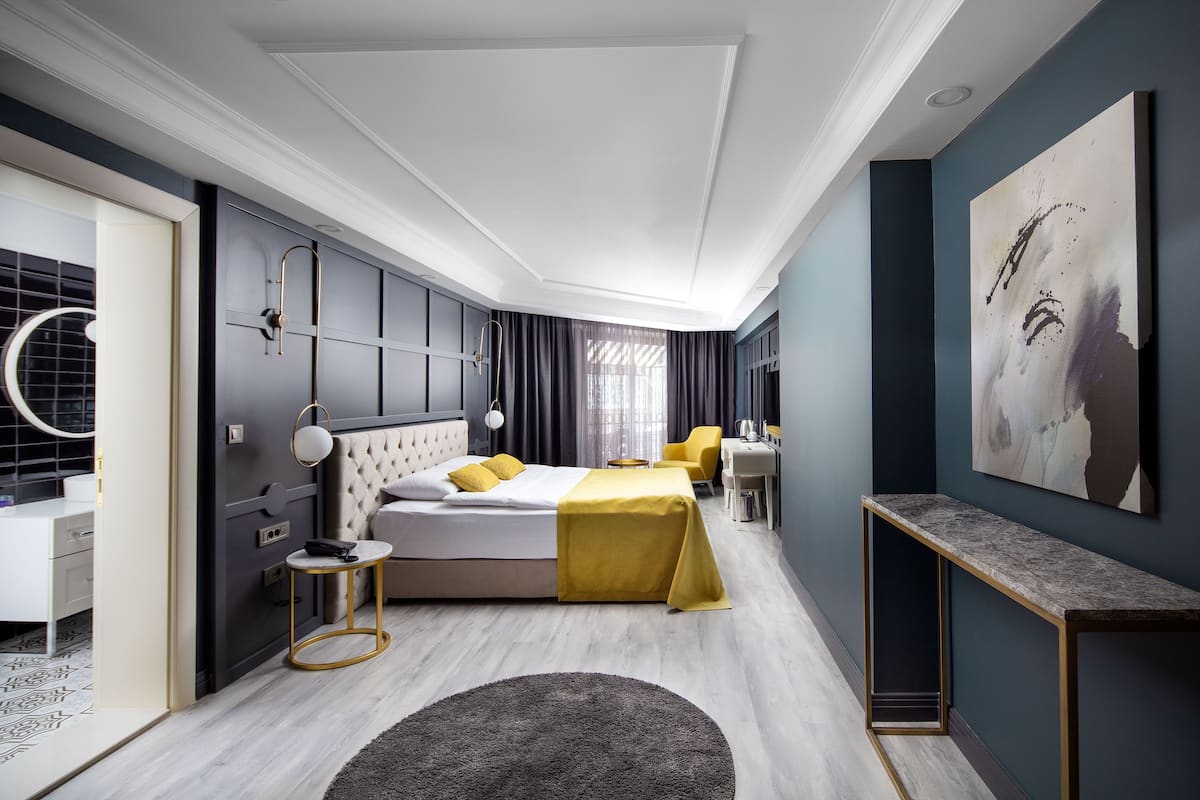 Superior Room | 1 bedroom, minibar, in-room safe, desk