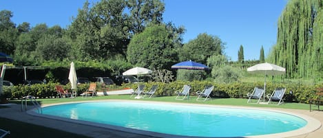 Piscine extérieure (ouverte en saison), chaises longues
