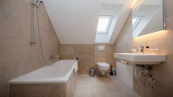 Deep-soaking bathtub, hair dryer, towels