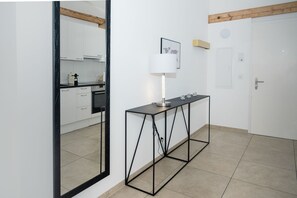 Deluxe appartement, 1 slaapkamer, keuken (incl. cleaning fee of 120 CHF) | Privékeuken | Een koelkast, een microgolfoven, een oven, een kookplaat