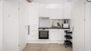 Apartamento júnior, 1 quarto, cozinha (incl. cleaning fee of 120 CHF) | Cozinha privada | Geladeira, micro-ondas, fogão, cooktop