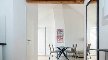 Deluxe-Apartment, 1 Schlafzimmer, Küche (incl. cleaning fee of 120 CHF) | Essbereich im Zimmer