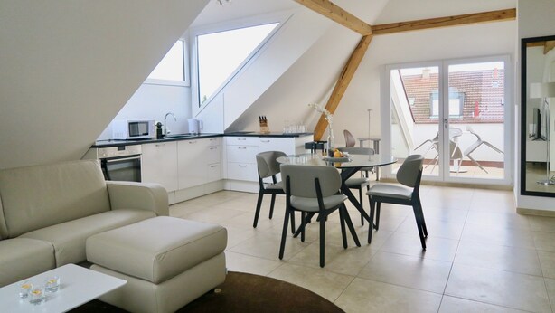 A modern loft apartment with a kitchen, dining area, and living space. - Zurich Furnished Homes (Zürich)