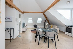 Apartamento superior, 1 quarto, cozinha (incl. cleaning fee of 120 CHF) | Opções para refeição no quarto