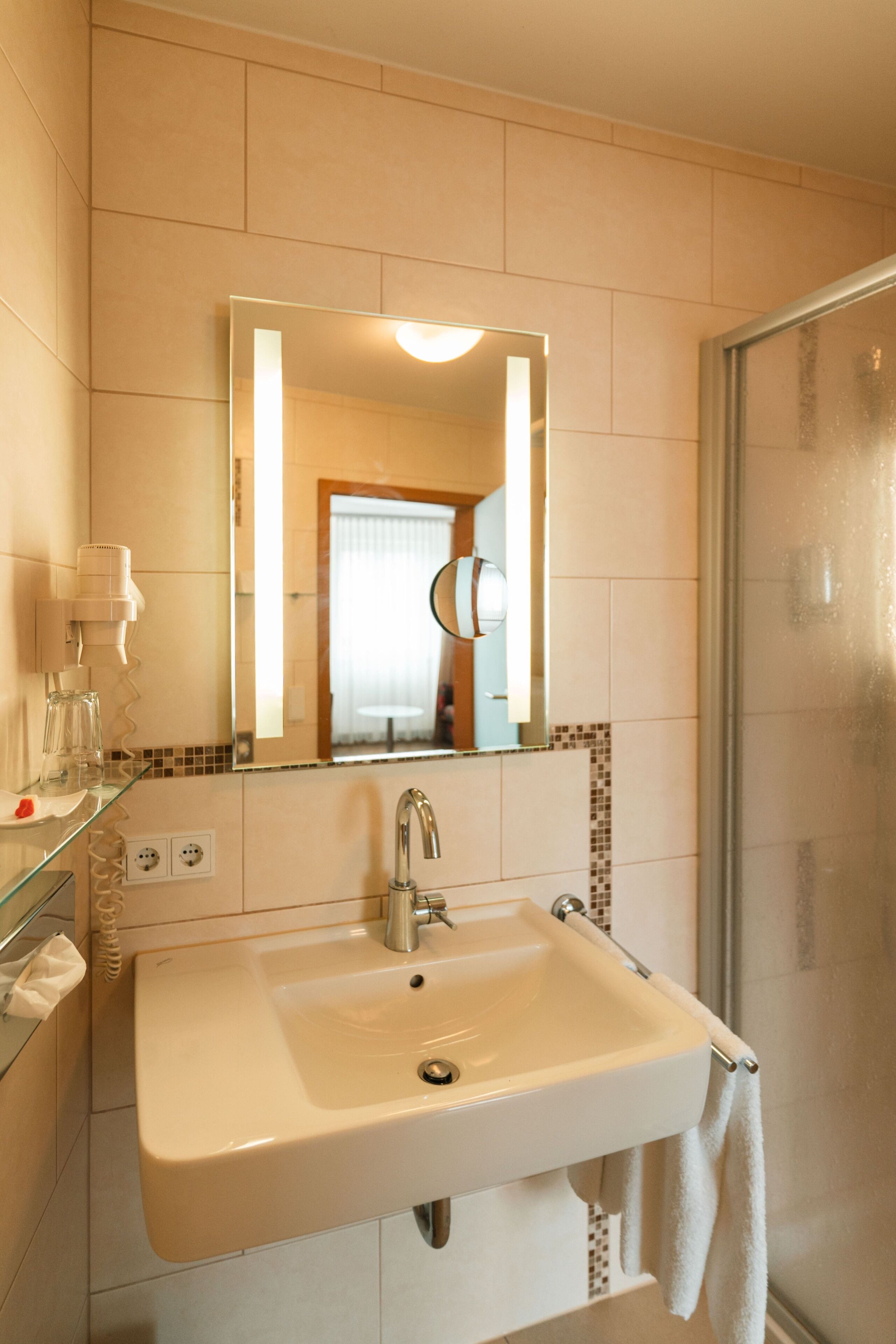 shower, free toiletries, hair dryer, towels