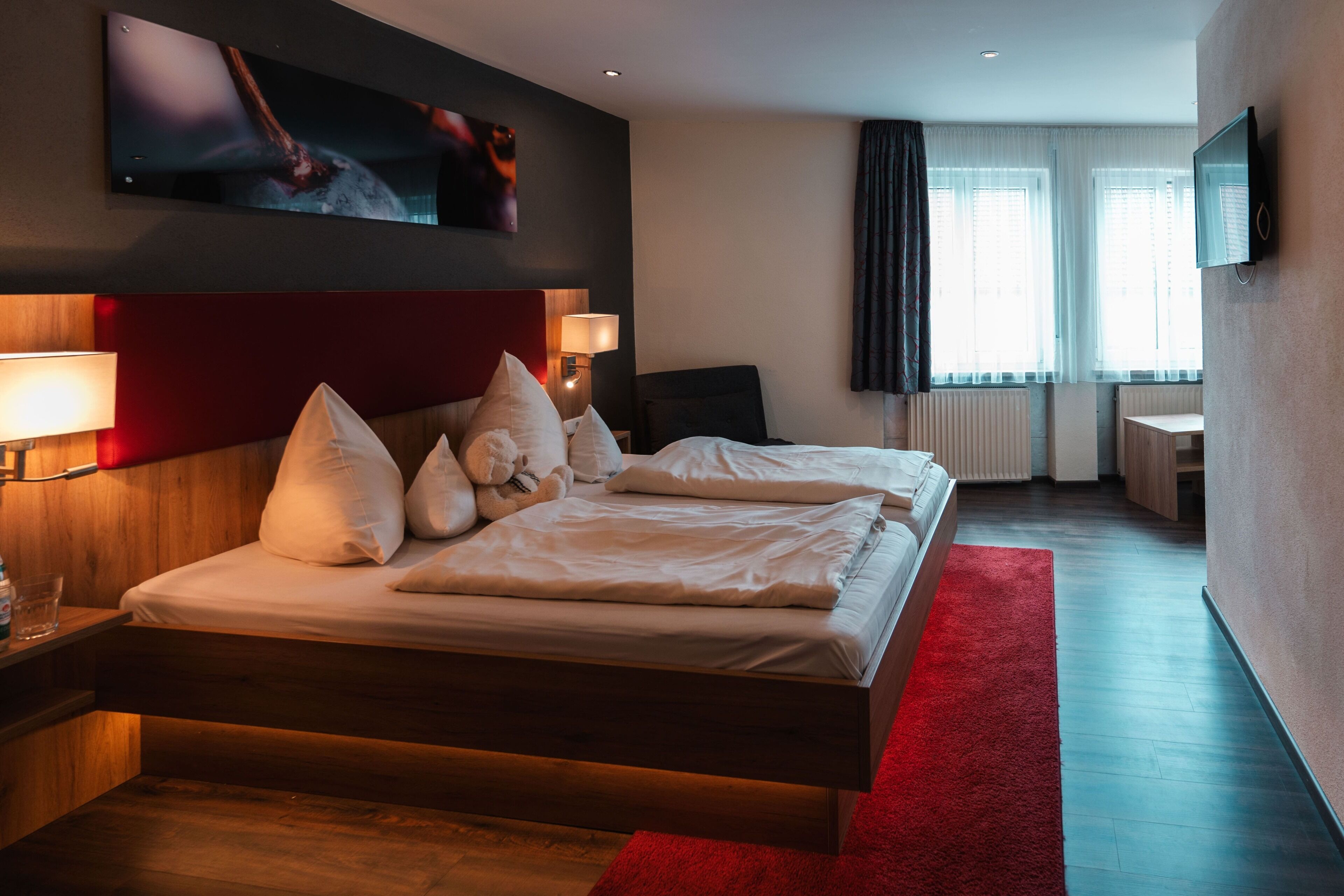 Allergikerbettwaren, Schreibtisch, Verdunkelungsvorhänge