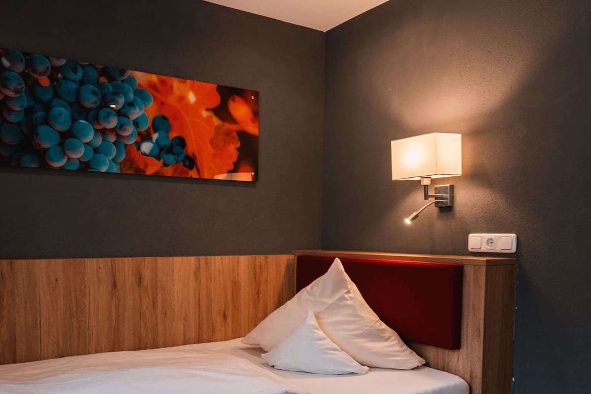 Single Room | Hypo-allergenic bedding, desk, blackout curtains, soundproofing